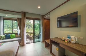 TV a/nebo společenská místnost v ubytování Andaman Breeze Resort