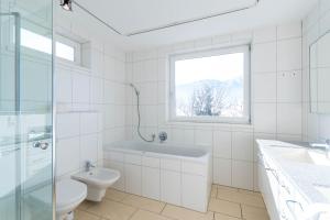 Kúpeľňa v ubytovaní Ski-n-Lake - The Alps View Apartment + 10 fotografií
