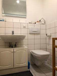 Bathroom sa Clean&Comfort Apartments Near Hannover Fairgrounds