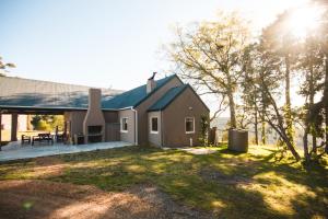 a house with the sun shining behind it at Strawberry Hill Farm in Heidelberg