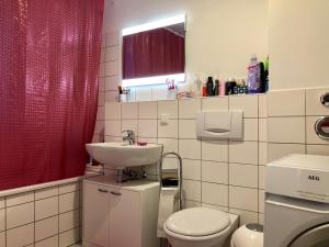 ハノーファーにあるClean&Comfort Apartments Near Hannover Fairgroundsのバスルーム(トイレ、洗面台付)
