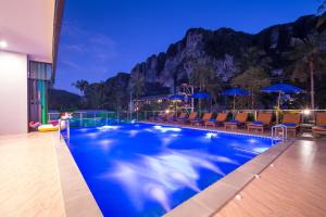Bazén v ubytování Andaman Breeze Resort nebo v jeho okolí