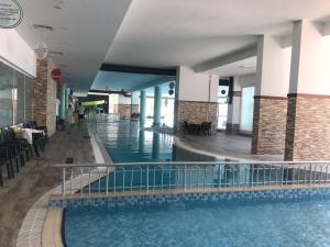 a large swimming pool in a hotel lobby at Sandikli Thermal Park Hotel in Sandıklı