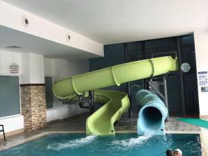 zjeżdżalnia wodna w basenie w obiekcie Sandikli Thermal Park Hotel w mieście Sandıklı