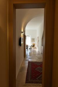 um corredor que leva a uma sala de jantar com uma mesa em Zia Checchina em Molfetta
