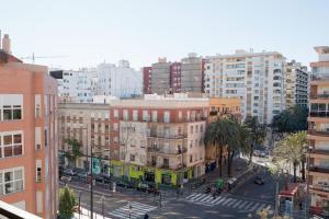 une vue aérienne sur une rue de la ville avec des bâtiments dans l'établissement Luminoso piso + balcón en Valencia, à Valence