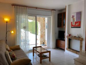 a living room with a couch and a fireplace at MEDDAYS VILLA HORUS CON PISCINA PRIVADA in Miami Platja