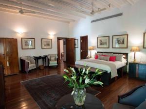 Postel nebo postele na pokoji v ubytování Le Colonial 1506 - Exclusive Luxury Hideaway