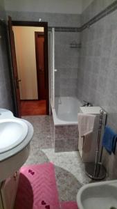 Casa Stellone في Villastellone: حمام مع حوض وحوض استحمام ومرحاض