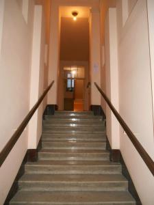 un tramo de escaleras en un edificio en Rajan Apartman, en Zagreb