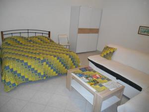 1 dormitorio con 1 cama, 1 mesa y 1 silla en Rajan Apartman, en Zagreb
