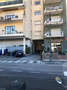 una strada vuota di fronte a un palazzo alto di Casa Emilia a Sorrento