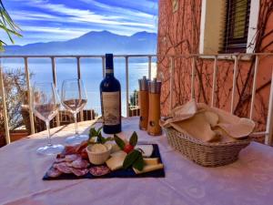 a table with a bottle of wine and wine glasses at Residenza Erbaluna in Oggebbio