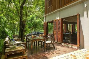 Un patio con una mesa y sillas en una terraza. en Burasari Heritage Luang Prabang, en Luang Prabang 71 fotos más