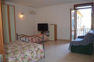a bedroom with a bed and a flat screen tv at Al Pasarat in Comacchio