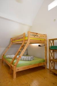 a bunk bed in the corner of a room at Nengshof Ferienhaus Gänseblümchen in Wißmannsdorf
