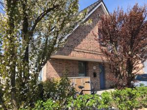 a brick house with trees in front of it at Abendsonne in Westerland