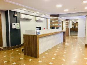 a lobby with a reception counter in a restaurant at Master Express Cidade Baixa - Próximo ao Araujo Viana, UFRGS e Santa Casa in Porto Alegre +49 photos