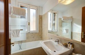 Kamar mandi di Penthouse Suite Rome