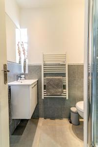 a bathroom with a white sink and a toilet at Studios entre le Pont d' Avignon et le Palais des Papes in Avignon