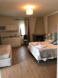 1 dormitorio grande con 2 camas y cocina en Il Giardino di Daniela Apartments en San Teodoro