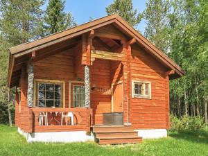 uma cabana de madeira com um alpendre na relva em Holiday Home Anula by Interhome em Sodankylä