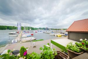 widok na marinę z łodziami na wodzie w obiekcie Apartamenty Portowe w mieście Mikołajki