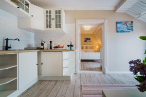 Kuchnia lub aneks kuchenny w obiekcie Apartamenty Portowe