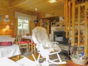 uma sala de estar com uma cadeira e uma lareira em Holiday Home Anula by Interhome em Sodankylä
