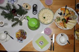 einen Tisch mit Teller mit Lebensmitteln darüber in der Unterkunft Ferienwohnung Schwemmer in Pirna