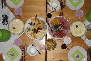 una mesa de madera con platos de comida. en Ferienwohnung Schwemmer en Pirna