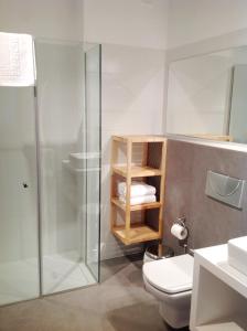 A bathroom at Apartamentos Turísticos Rincones del Vino