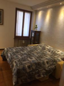 - une chambre avec un grand lit dans l'établissement Casa Martini Piazza Erbe, à Vérone