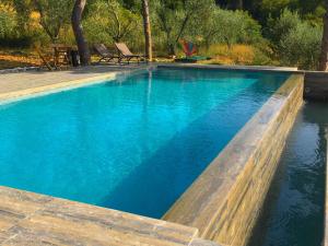 basen z błękitną wodą na dziedzińcu w obiekcie Provincial villa in Magione with private pool w mieście Magione