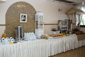 Biały stół z jedzeniem na górze w obiekcie Pensjonat Na Wzgórzu w mieście Udryń