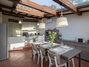 jadalnia ze stołem i krzesłami oraz kuchnia w obiekcie Provincial villa in Magione with private pool w mieście Magione