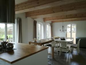 eine Küche und ein Esszimmer mit Holzdecke in der Unterkunft Haus Friedrichsen in Hollingstedt