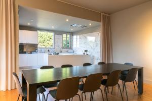 a kitchen and dining room with a table and chairs at Slowly Garden House in Porto