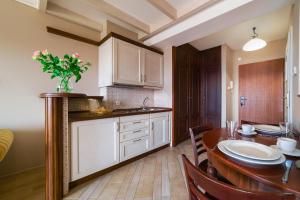 Kuchnia lub aneks kuchenny w obiekcie Apartamenty Portowe