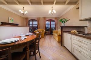 Kuchnia lub aneks kuchenny w obiekcie Apartamenty Portowe