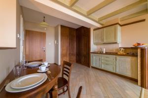 Kuchnia lub aneks kuchenny w obiekcie Apartamenty Portowe