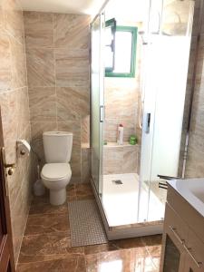 a bathroom with a toilet and a shower at Casa Veon Fuerteventura in Costa de Antigua