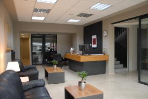 un vestíbulo de oficina con recepción y sillas de cuero en citizen 9, en Tesalónica