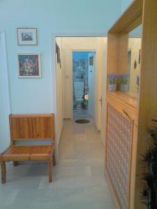 un couloir avec un banc en bois et un escalier dans l'établissement Vasiliki's Apartment, à Kalambaka