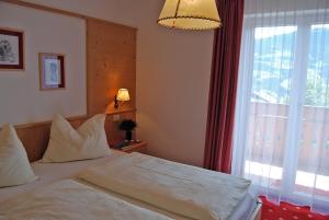 Un pat sau paturi într-o cameră la Gasthof Weidmannshof