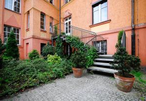 budynek ze schodami i doniczkami przed nim w obiekcie Jazzgot Apartamenty w Zielonej Górze