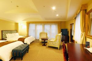 Postel nebo postele na pokoji v ubytování Hotel Konigs-Krone Kobe
