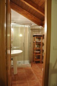 un baño con ducha y lavabo en Casa Rural Cancias, en Fiscal