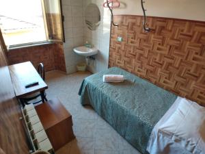 
a bedroom with a bed and a desk at Cressy in Rome
