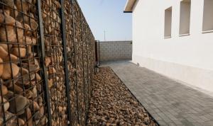 a wall of rocks next to a building at el arrabal de toledo in Cobisa